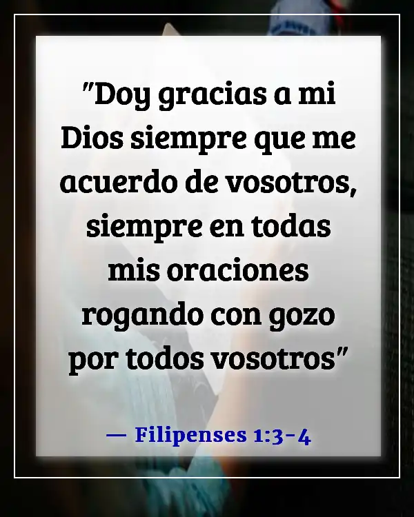 Versículo de la Biblia sobre orar por los seres queridos (Filipenses 1:3-4)