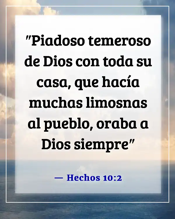 Versículos de la Biblia sobre la felicidad familiar (Hechos 10:2)