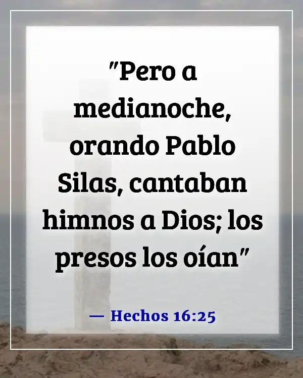 Versículo de la Biblia sobre orar por los seres queridos (Hechos 16:25)