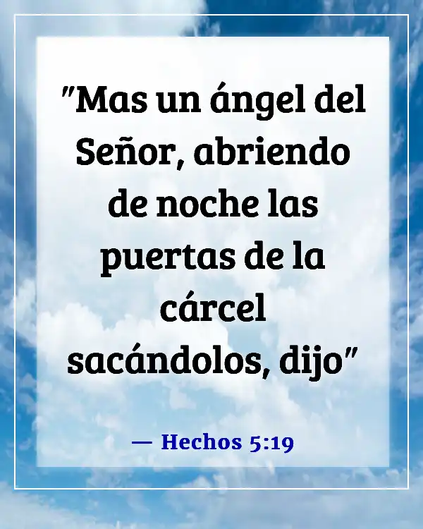 Versículos de la Biblia sobre los ángeles que se regocijan en el cielo (Hechos 5:19)