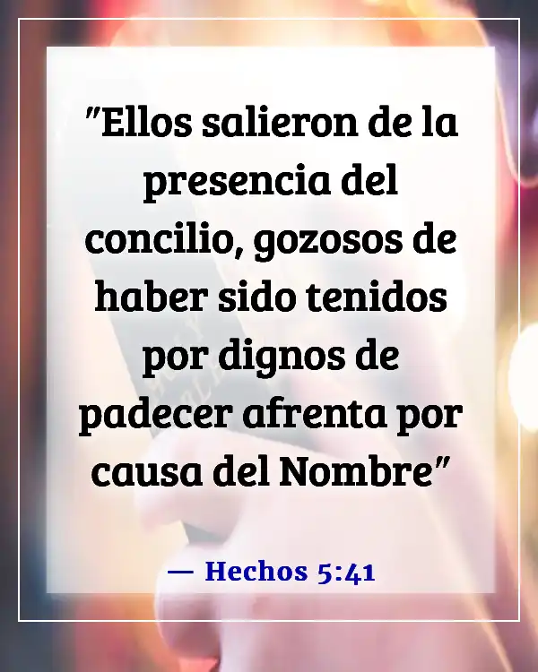 Versículo de la Biblia sobre regocijarse en pruebas y tentaciones (Hechos 5:41)