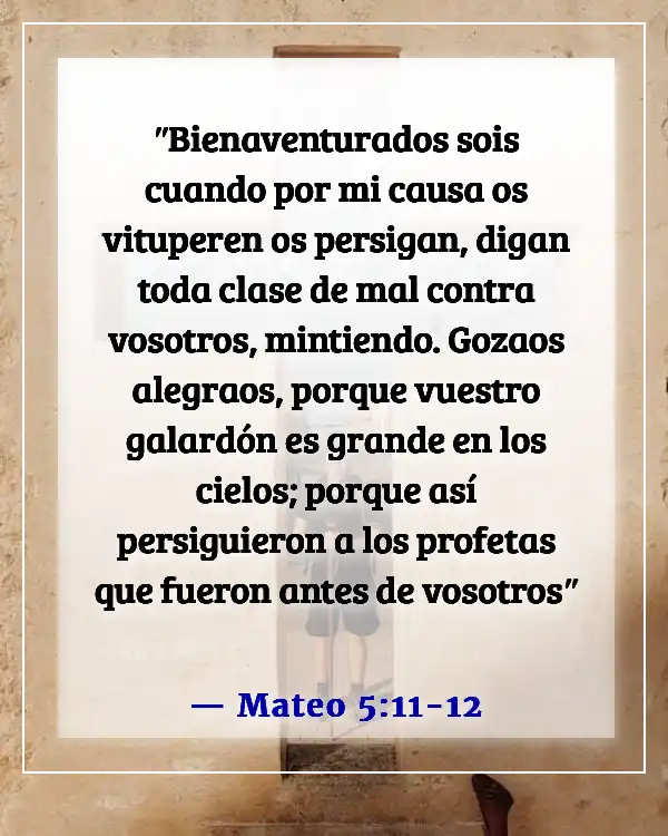 Versículos de la Biblia sobre encontrar gozo en tiempos difíciles y ser alegre (Mateo 5:11-12)