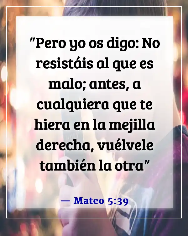 Versículo de la Biblia sobre no devolver el golpe (Mateo 5:39)