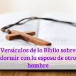 Versículos de la Biblia sobre dormir con la esposa de otro hombre